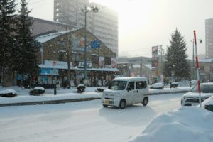 「冬の安全運転」完全ガイド：スタッドレス選びから最新雪道テクノロジーまで｜新潟柏崎市最大級の軽未使用車専門店「フォーラムムラタ」